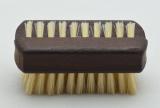 Reisehandwaschbürste und Nagelbürste Thermo-Buchenholz mit Griffmulden. 1 und 5 Reihen helle Naturborsten. Bürstenfabrik Keller seit 1869.